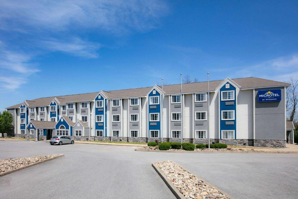 un gran edificio con un coche aparcado delante de él en Microtel Inn by Wyndham Beckley en Beckley