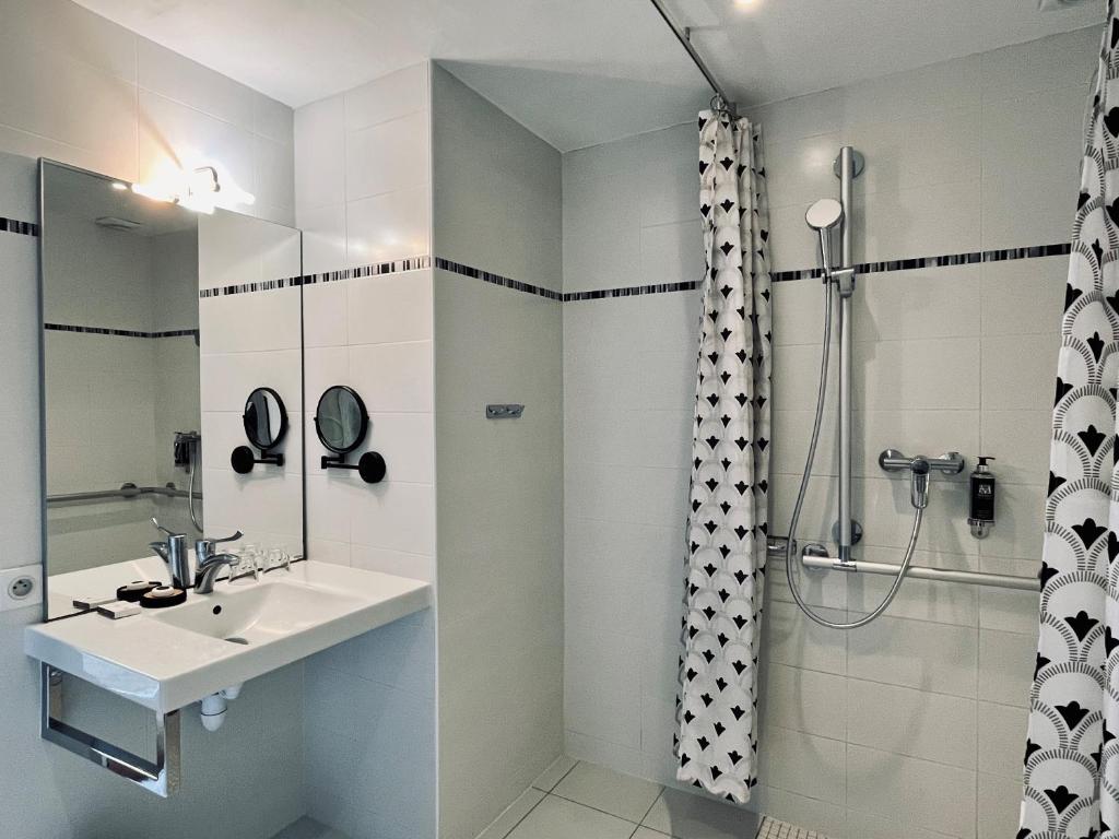 Ванная комната в Hôtel Le Patio - Deauville