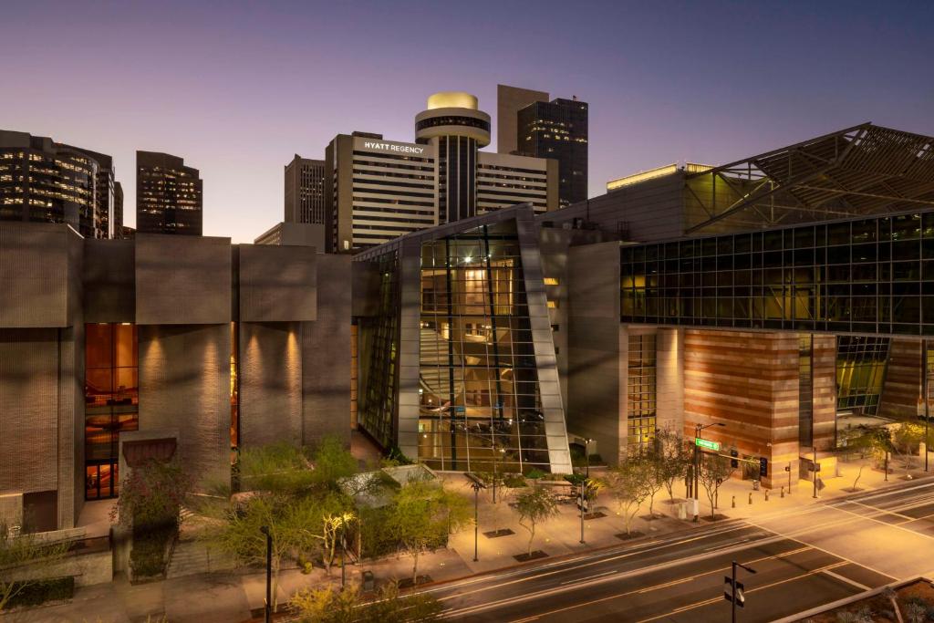 uma representação de um horizonte urbano com edifícios em Hyatt Regency Phoenix em Phoenix