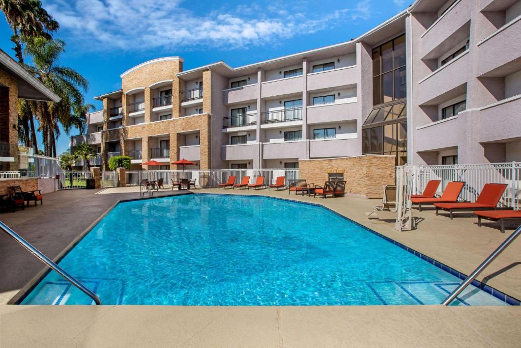 a swimming pool in front of a building at La Quinta by Wyndham Pomona in Pomona