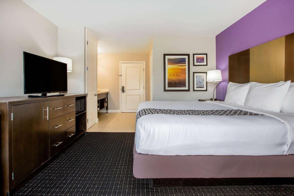 La Quinta by Wyndham Pomona - 