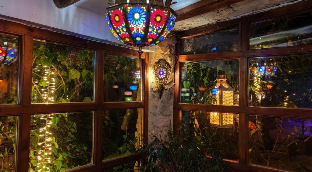 Zahrada ubytování Refugio madera estilo árabe con estatuas, estanques y un pequeño zoo
