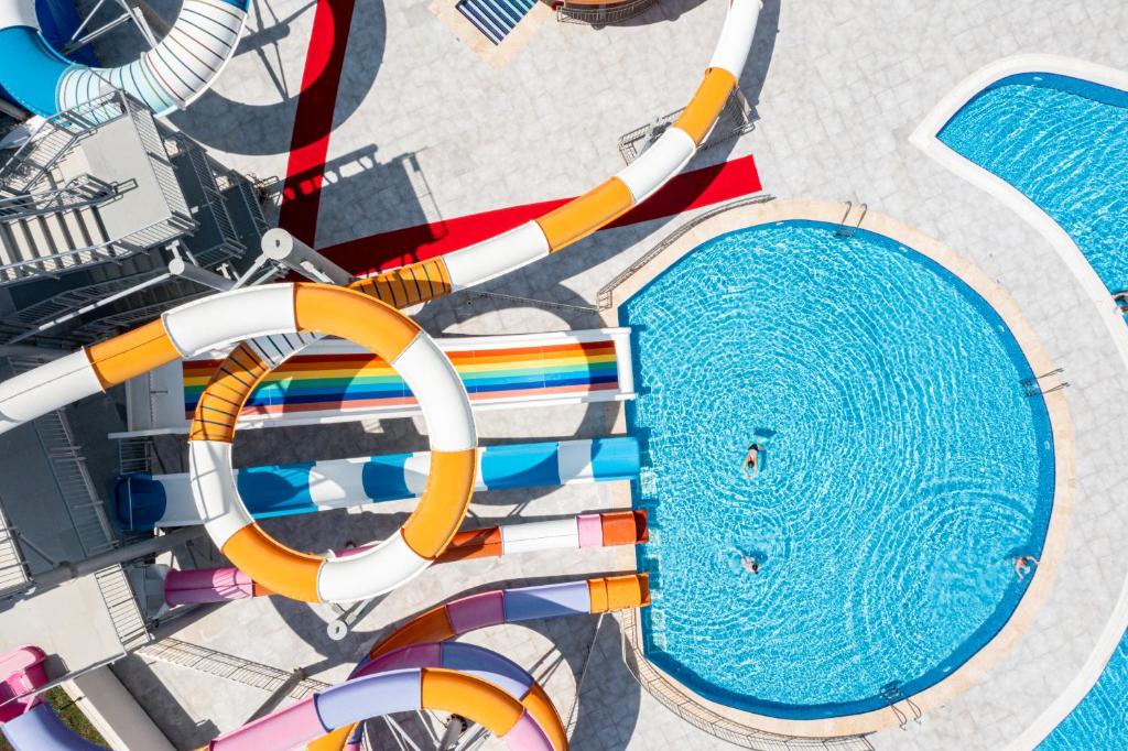 Bazén v ubytování Calido Maris Hotel Ultra All Inclusive nebo v jeho okolí