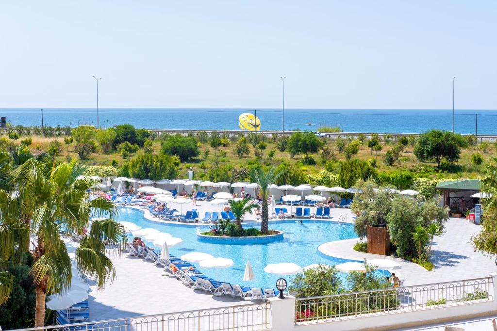 Bazén v ubytování Calido Maris Hotel Ultra All Inclusive nebo v jeho okolí