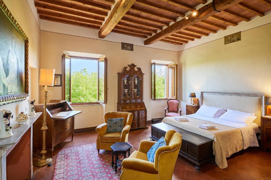 una camera con letto, scrivania e sedie di Residenza Stuart - Green Tea - Dimora Storica a Montepulciano
