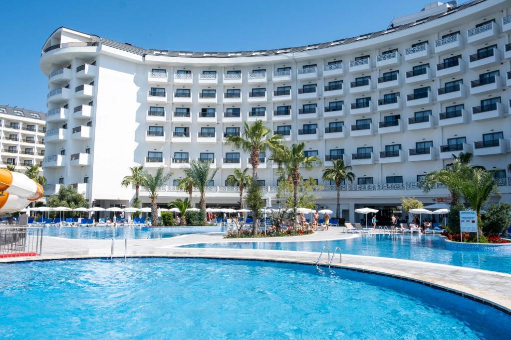 Bazén v ubytování Calido Maris Hotel Ultra All Inclusive nebo v jeho okolí