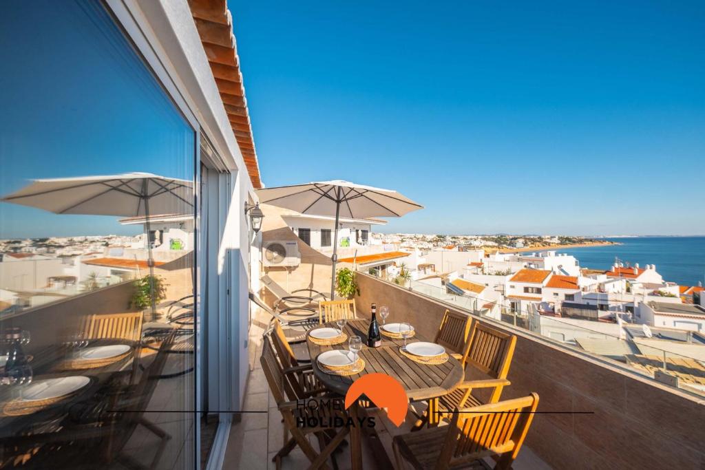 balkon ze stołami i krzesłami oraz widokiem na ocean w obiekcie #017 Private SeaView with AC, 200 mts Beach w Albufeirze