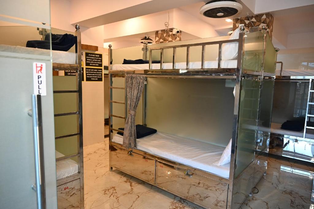 a room with two bunk beds in a room at Sagar Dormitory Andheri - Nearest to Andheri Railway Station West in Mumbai