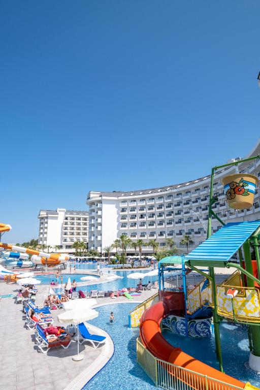 Bazén v ubytování Calido Maris Hotel Ultra All Inclusive nebo v jeho okolí