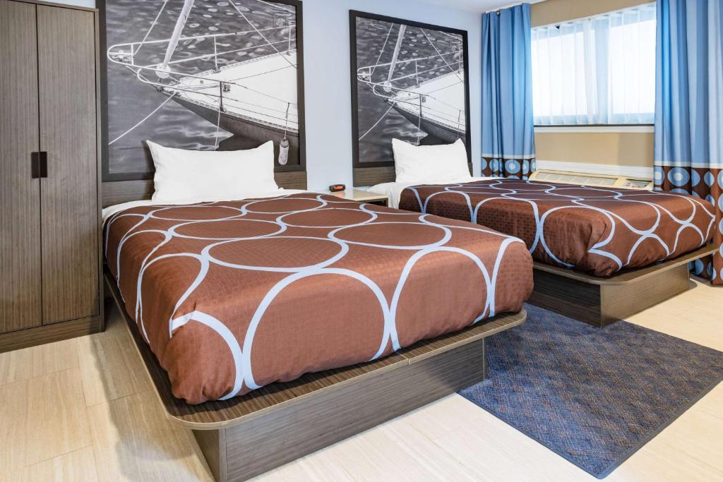 Postel nebo postele na pokoji v ubytování Super 8 by Wyndham Lindenhurst