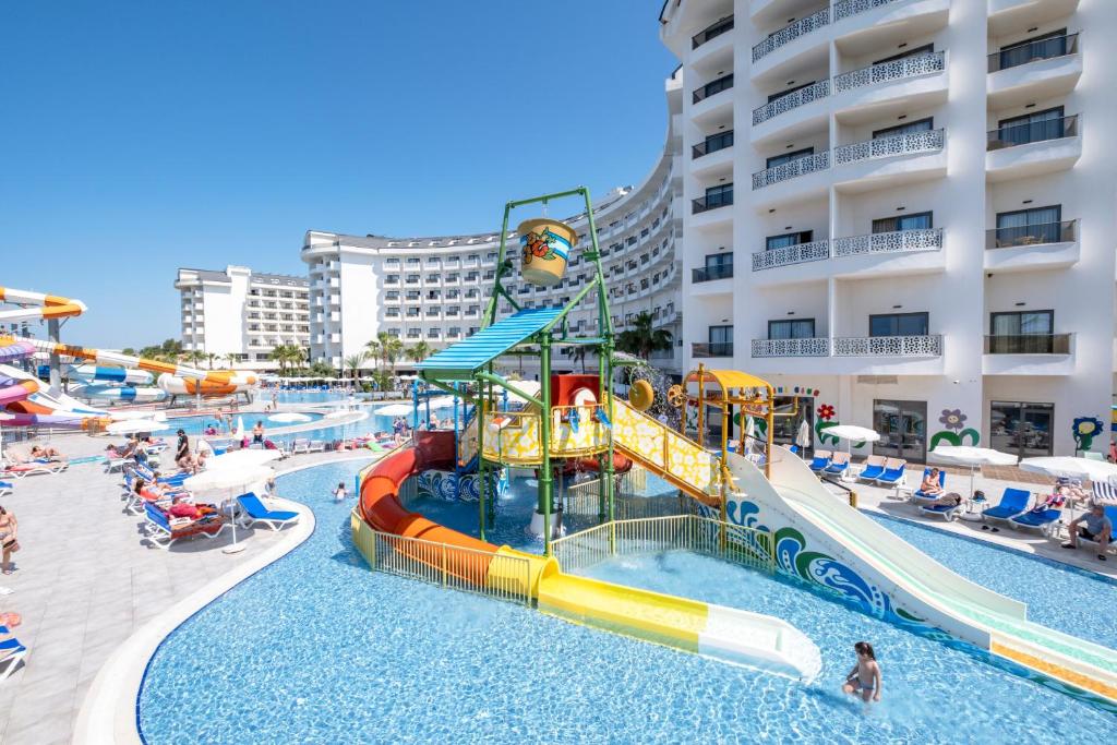 uma piscina num resort com escorrega aquático em Calido Maris Hotel Ultra All Inclusive em Kizilot