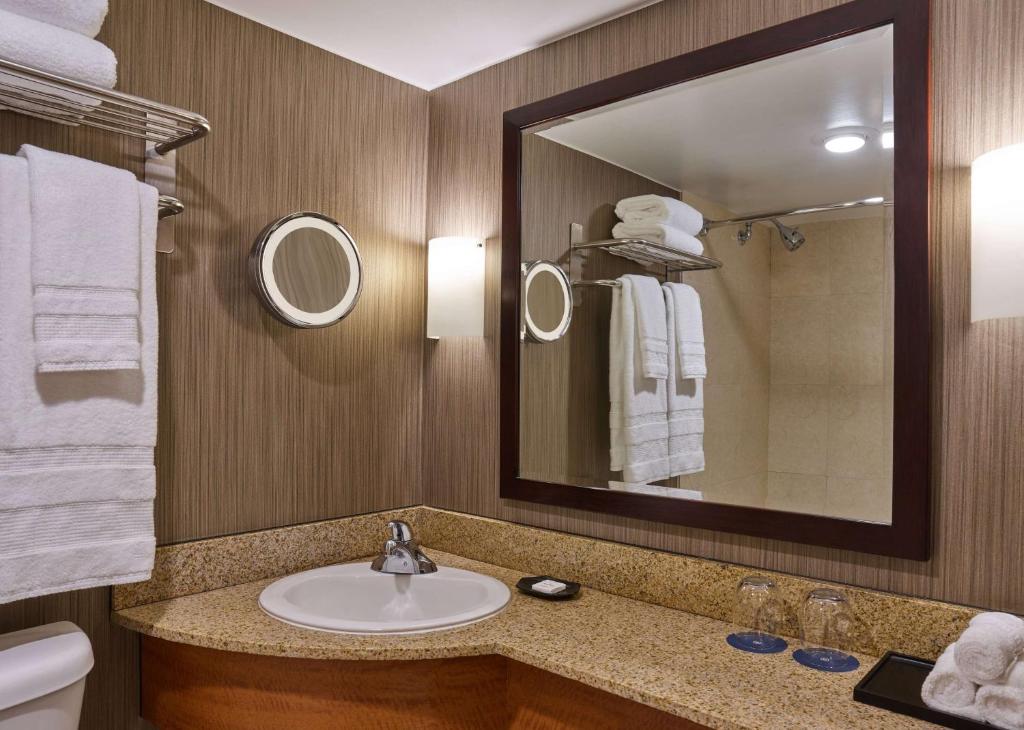 Courtland Grand Hotel, Trademark Collection by Wyndham former Sheraton Atlanta - Corner King Suite, Non-fumeur