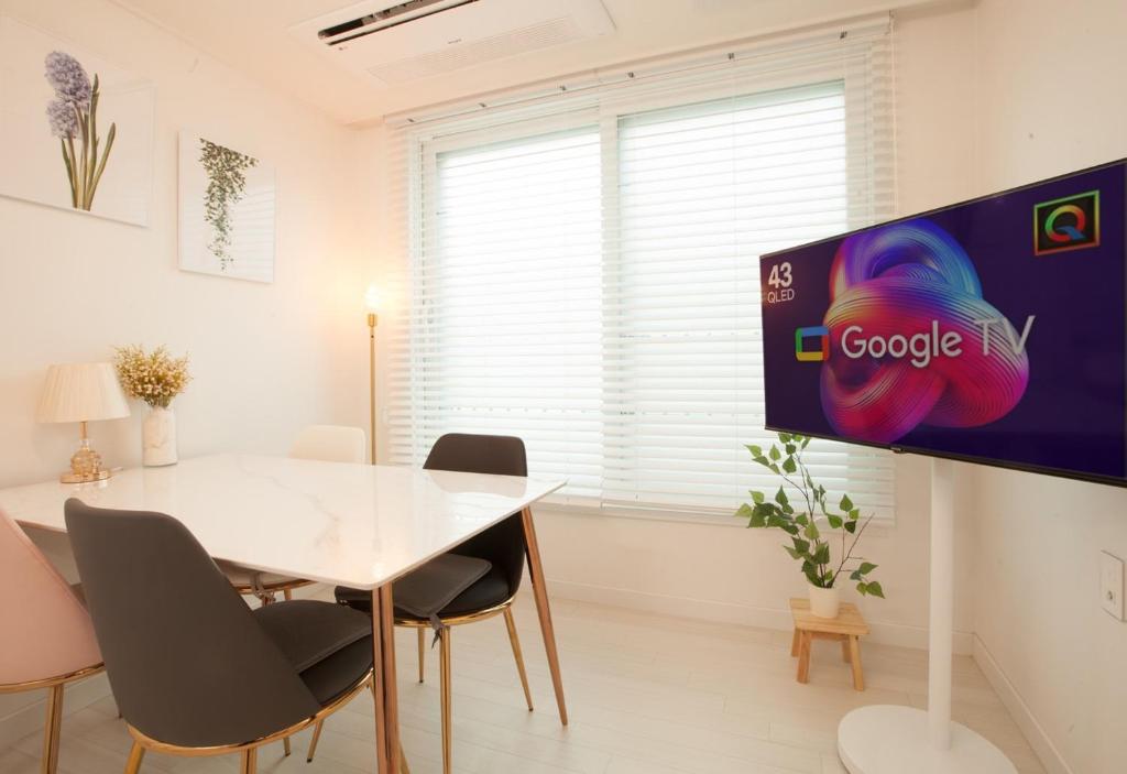 TV a/nebo společenská místnost v ubytování Seoul Station Joey House
