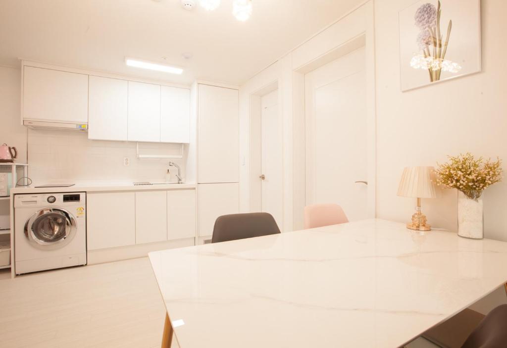 Kuchyň nebo kuchyňský kout v ubytování Seoul Station Joey House