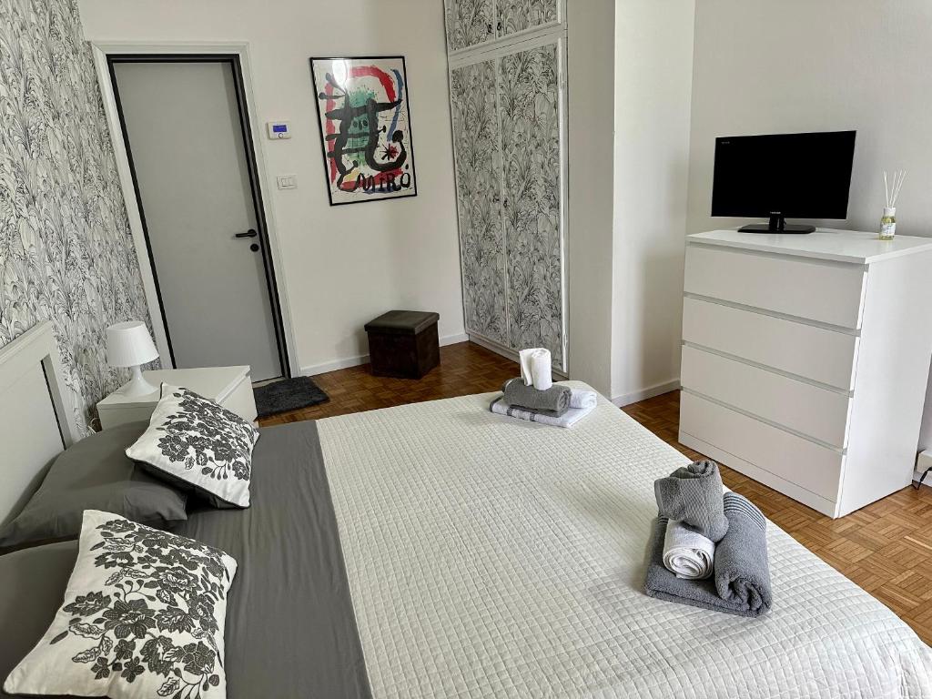 1 dormitorio con 1 cama con TV y vestidor en Appartamento al mare, en Rímini