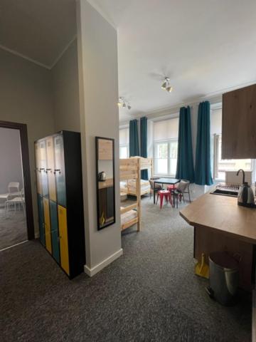 ポズナンにあるHostel Plac Kolegiackiのリビングルーム、