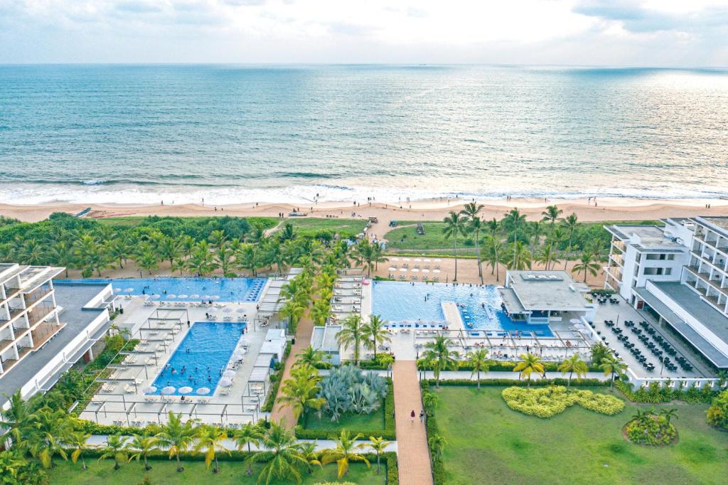 eine Luftansicht auf das Hotel und den Strand in der Unterkunft Riu Sri Lanka All Inclusive in Bentota