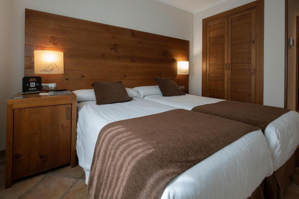 Postel nebo postele na pokoji v ubytování Hotel Màgic La Massana