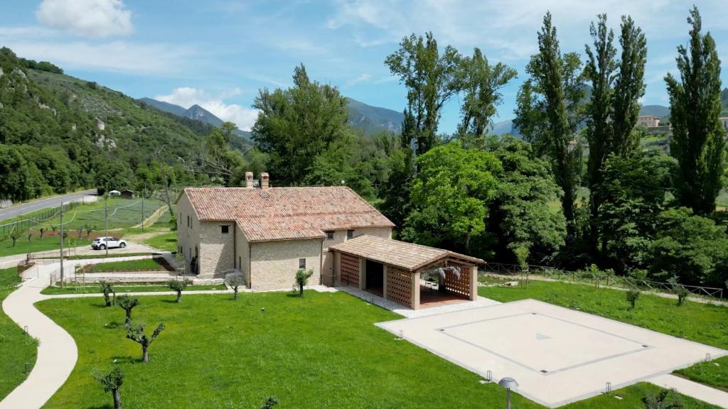 - une vue aérienne sur une maison avec une cour dans l'établissement MulinoNera, à Montefranco