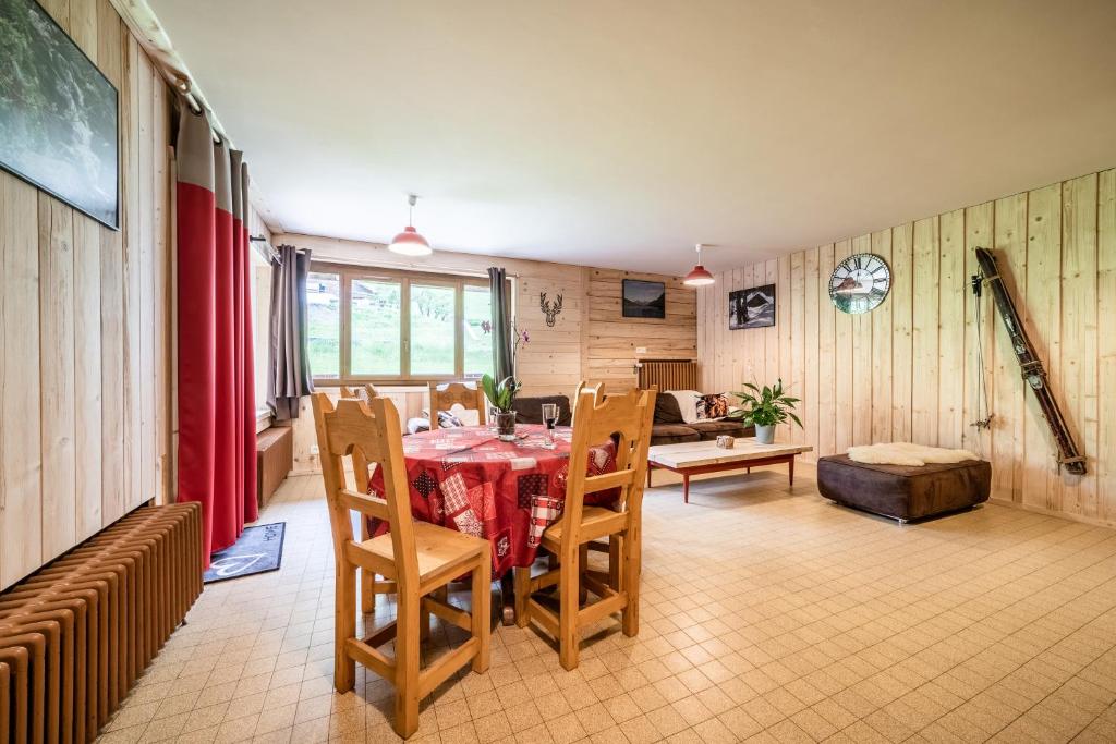 a dining room with a table and chairs in a room at Coeur de Charmy - 10 personnes in Abondance