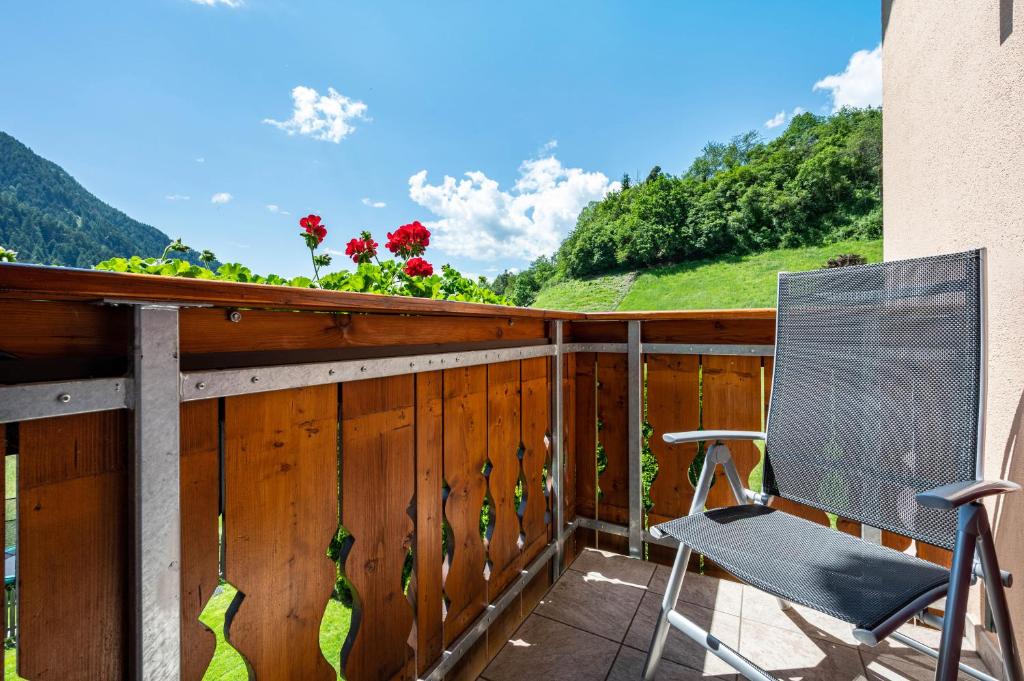 a chair on a balcony with a view of a mountain at Talblick Apartement 2 in Laion
