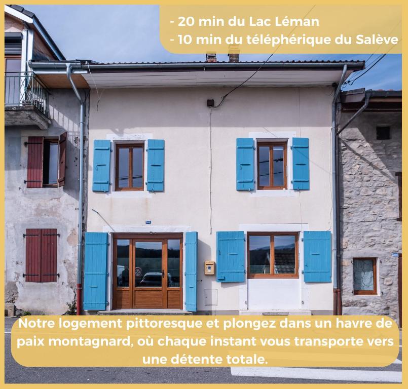 un bâtiment avec volets bleus dans l'établissement Maison de village T4 3 chambres avec parking gratuit Monnetier-Mornex, à Monnetier-Mornex