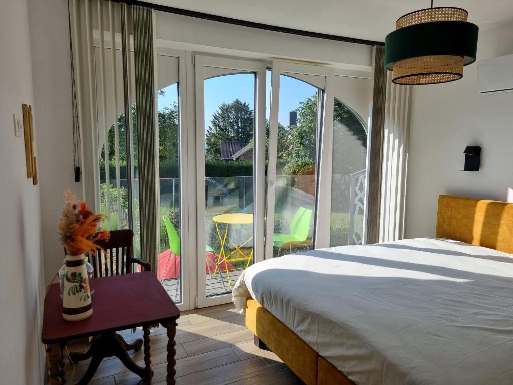 Postel nebo postele na pokoji v ubytování Cerf, ouvre-moi B&B