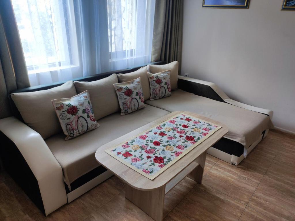 A bed or beds in a room at Jacky's Apartament - Апартамент в Свети Влас