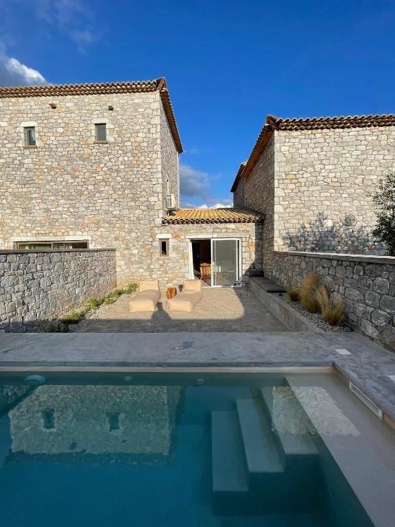 Bazén v ubytovaní Melitsina Village Hotel alebo v jeho blízkosti