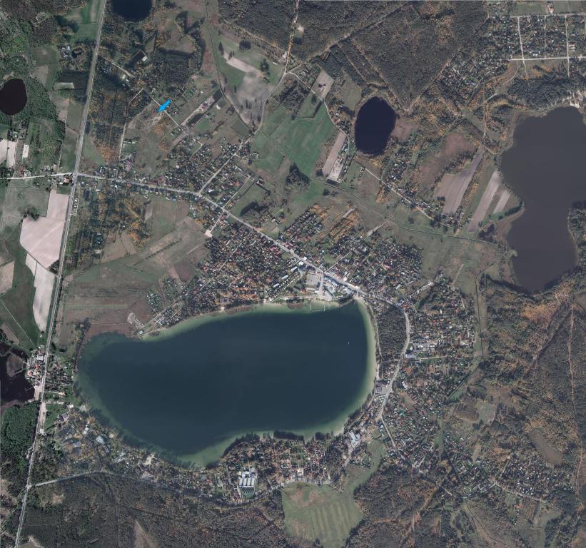 uma imagem de um lago numa cidade em SOSNOWY ZAKĄTEK em Okuninka