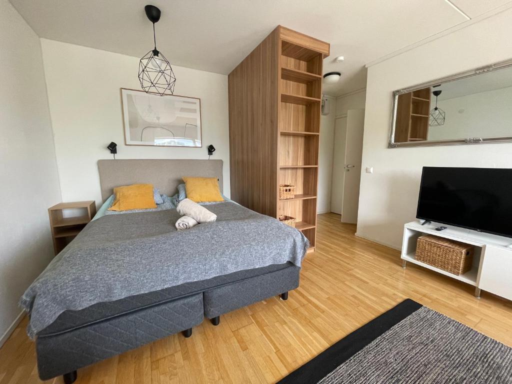 - une chambre avec un lit et une télévision à écran plat dans l'établissement Casa Marina Naantali, à Naantali