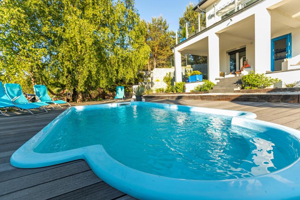 uma piscina no meio de um quintal em Villa Santorini em Konarzyny