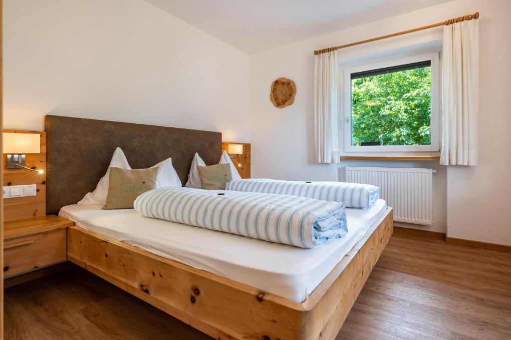 1 Schlafzimmer mit 2 Betten und einem Fenster in der Unterkunft Talblick Apartement 3 in Lajen