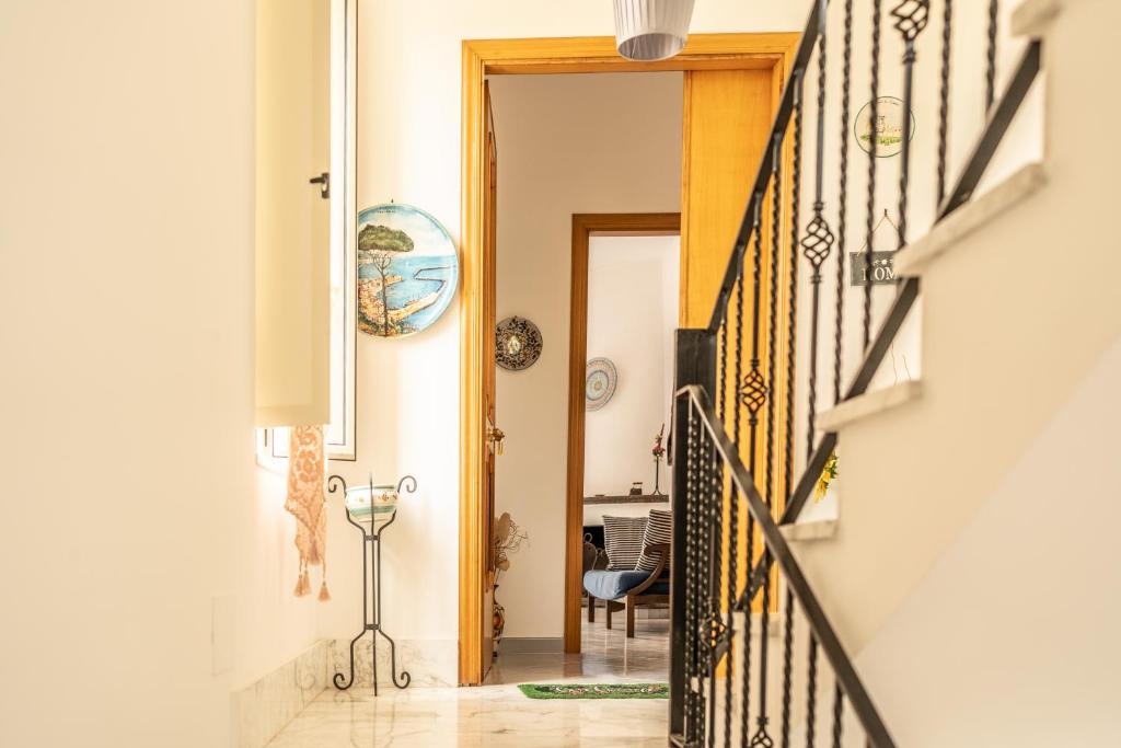 um corredor com uma escada que leva a um quarto em Casa Adele - Cilento em Ceraso