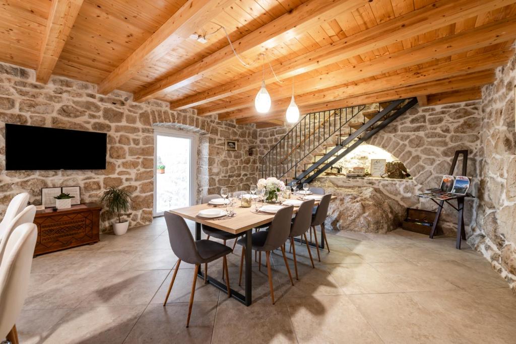 TV a/nebo společenská místnost v ubytování Villa Royal House