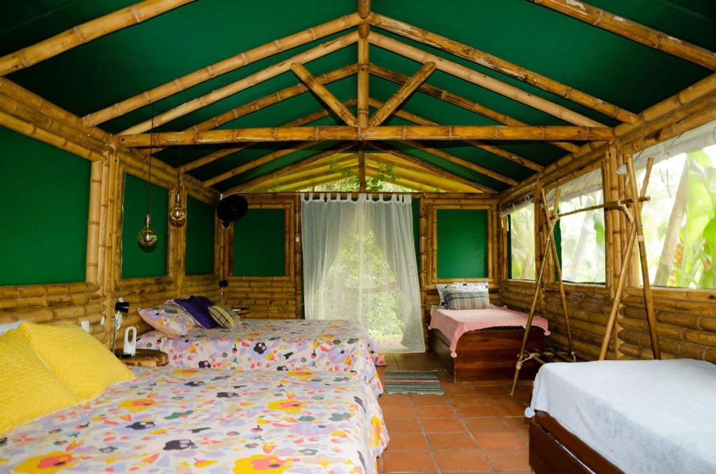 Postel nebo postele na pokoji v ubytování Aguas Claras Bamboo Ecolodge
