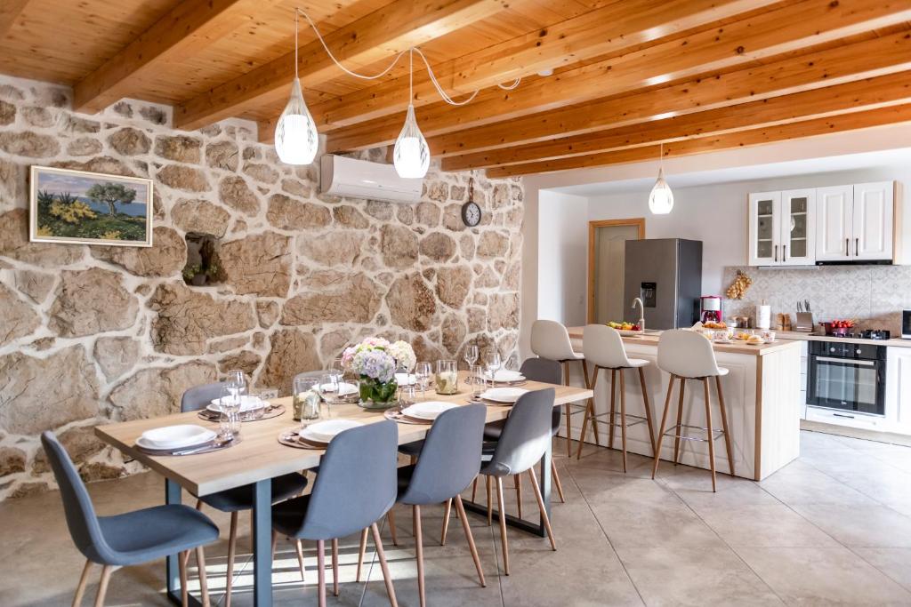 Kuchyň nebo kuchyňský kout v ubytování Villa Royal House