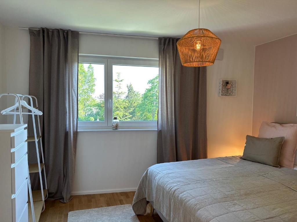 une chambre avec un lit et une fenêtre dans l'établissement Deluxe Apartment Goldsteinkoje 2, à Bad Nauheim