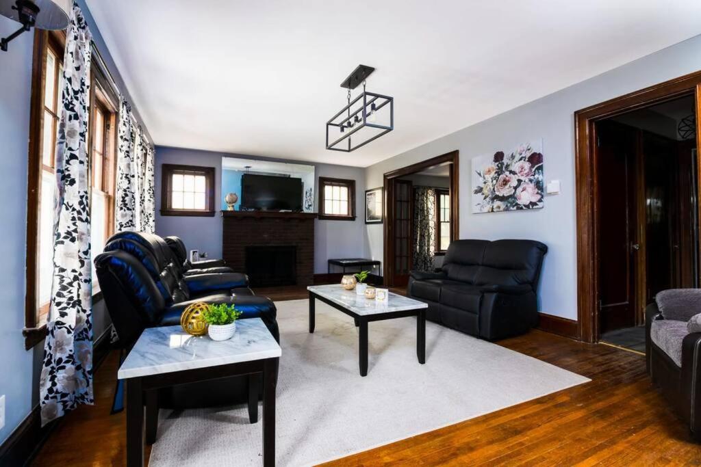 ein Wohnzimmer mit einem Sofa und einem Tisch in der Unterkunft Cozy 5BR Home minutes from the falls in Niagara Falls
