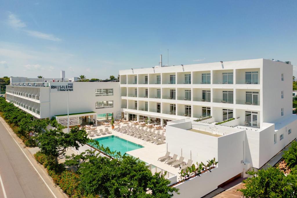 an aerial view of a hotel with a swimming pool at RH Silene Hotel & Spa 4 Sup in Castellón de la Plana