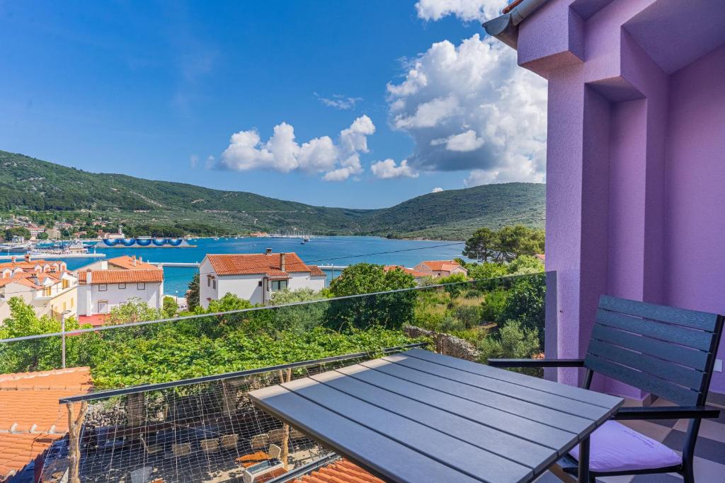 uma varanda com um banco e vista para a água em Villa Lavanda em Cres