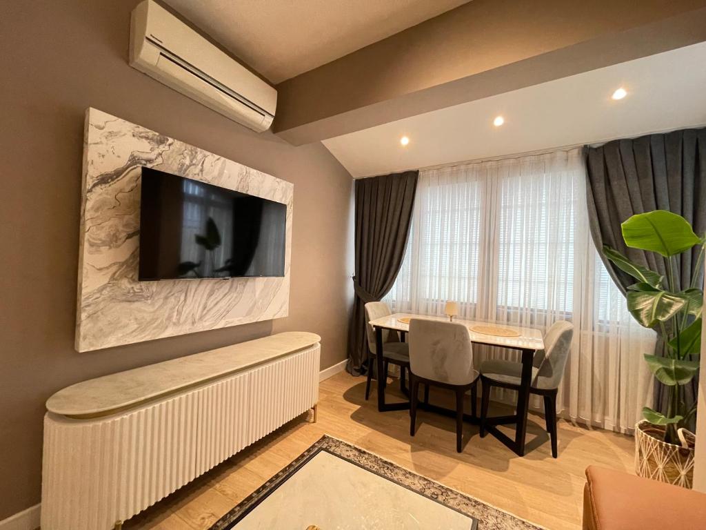 TV a/nebo společenská místnost v ubytování CLK Suites Hotel