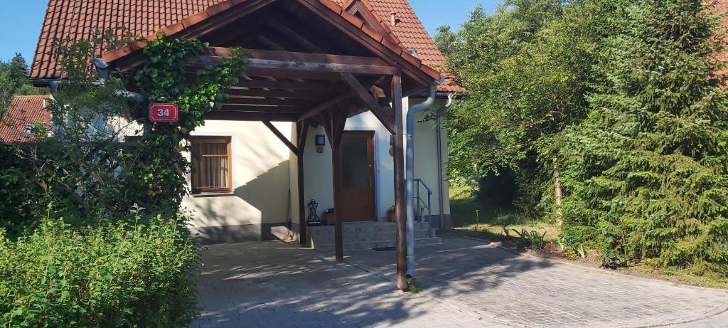ein Gebäude mit einer Markise auf der Seite in der Unterkunft Villa Gejzir 34 in Karlsbad