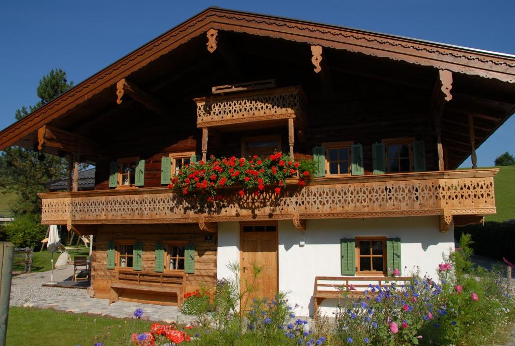 ein Haus mit einem Balkon mit Blumen darauf in der Unterkunft Ferienhaus Kramerl in Bad Häring