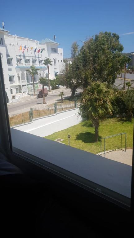 Blick auf eine Straße aus dem Fenster eines Gebäudes in der Unterkunft Résidence al boughaz in Tangier