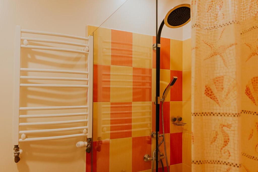 y baño con ducha y cortina de ducha. en Guest house Baltika en Ventspils
