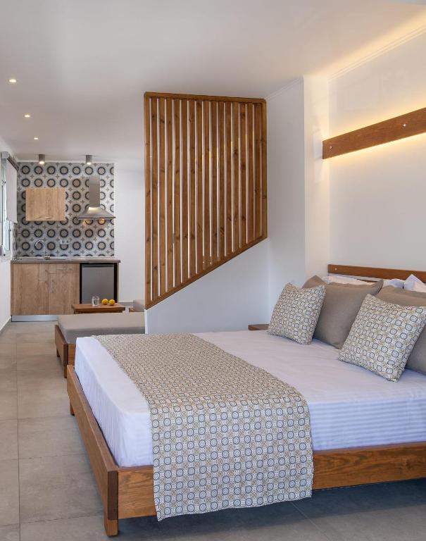 Postel nebo postele na pokoji v ubytování Ploumisti Sea View Suite
