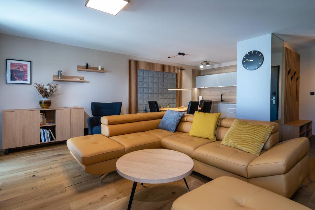 sala de estar con sofá y mesa en TATRYSTAY Luxury Penthouse Apartment PodLesom, en Dolný Smokovec