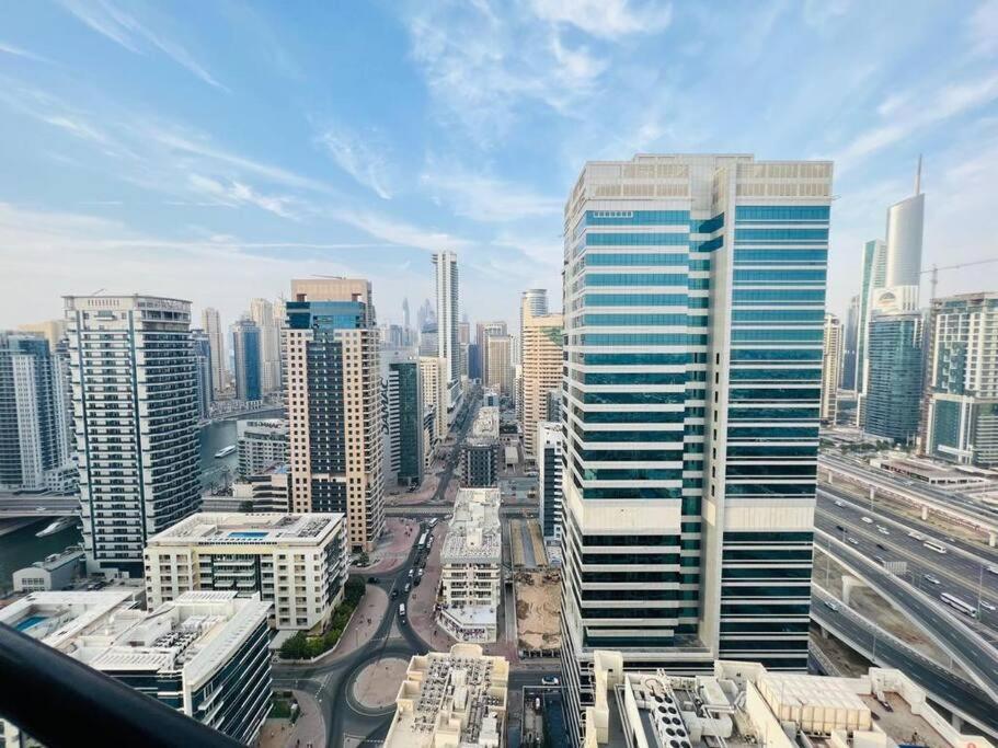 Fotografie z fotogalerie ubytování Lovely 2 BR flat in Dubai Marina v Dubaji