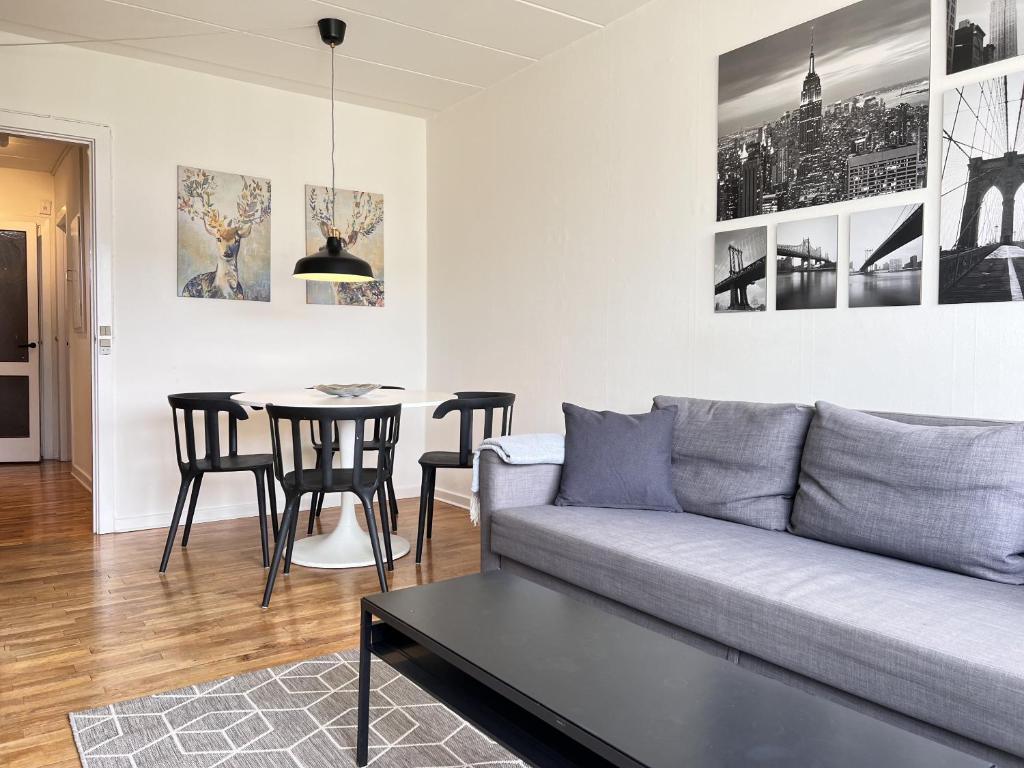 a living room with a couch and a table at Three Bedroom Apartment In Rdovre, Trnvej 45b, in Rødovre